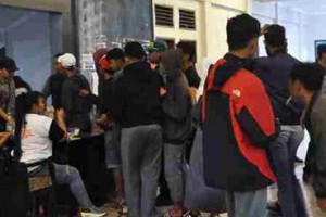 Penonton rela antri untuk menonton futsal KPU Cup
